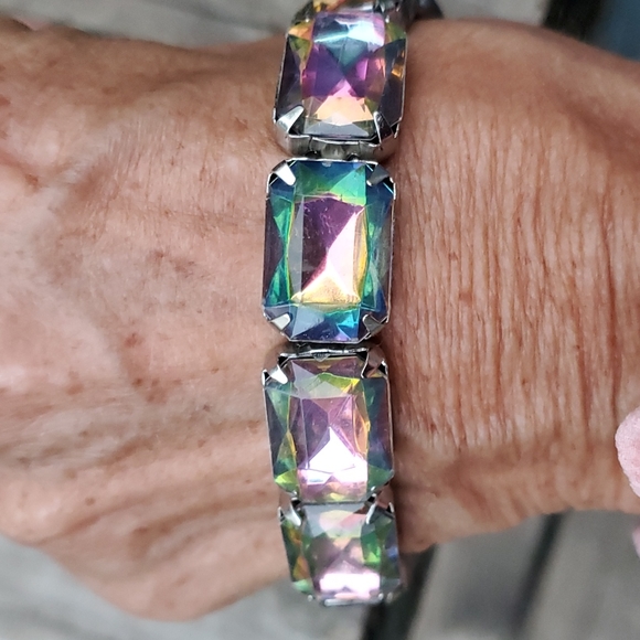 Jewelry - Iridescent squared bracelet